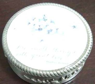 Wholeale silver jewelry box, rounded silvery jewelry box with flower decor on side